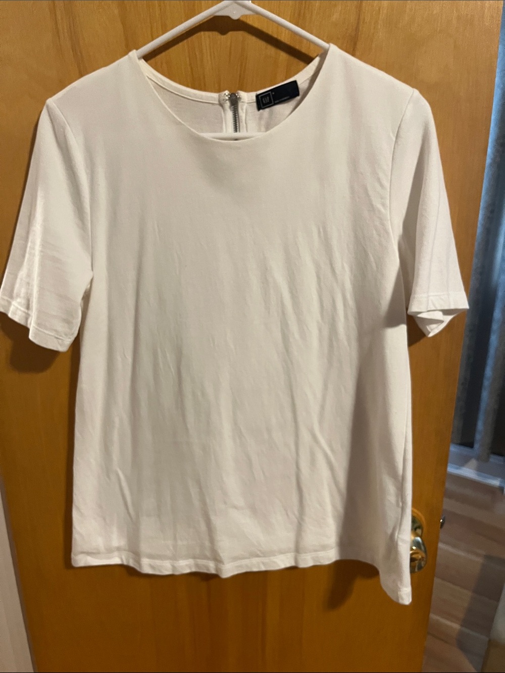 GAP White Crewneck Top with Back Zipper Women’s Small